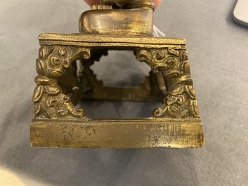 Een Chinese vergulde bronzen figuur van Boeddha Amitayus, Qianlong